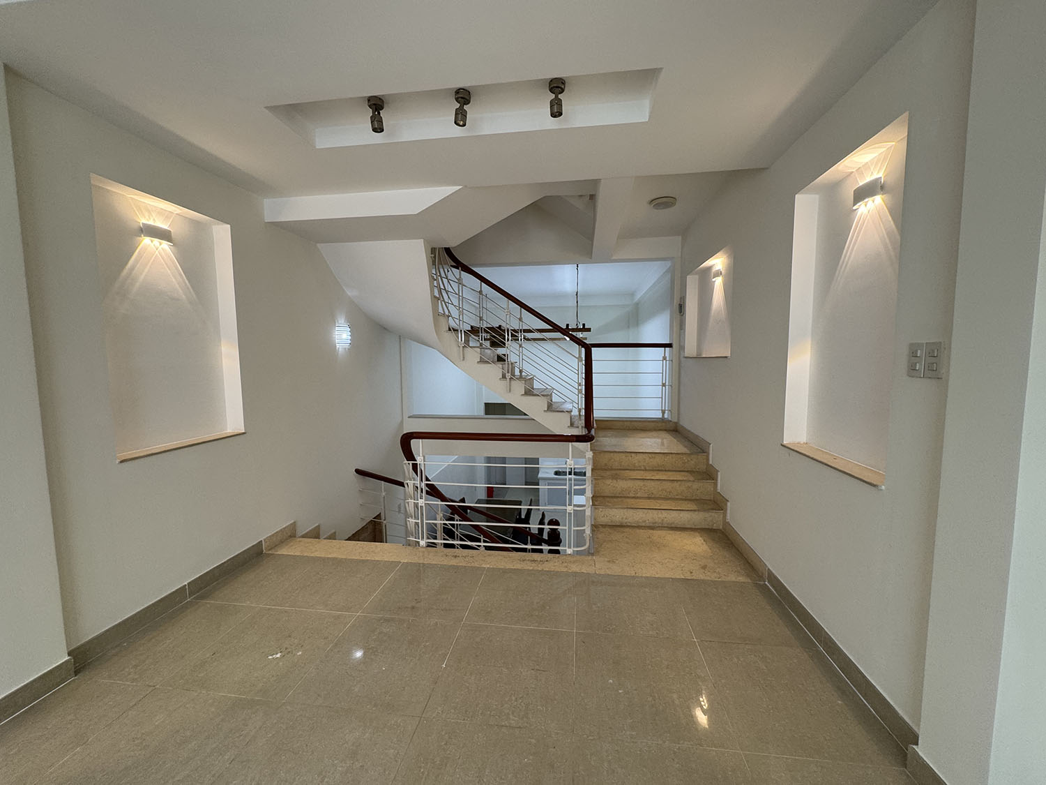 Nhà phố 3 lầu (DTKV: 4m x 15,5m=62m2) hẻm nhựa 8m khu kinh doanh sầm uất và người nước ở Lê Văn Sỹ